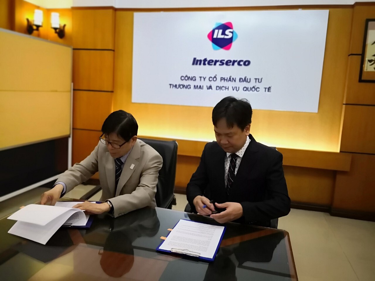 Buổi ký kết hợp đồng cùng hợp tác phát triển INTERSERCO và đối tác Nhật Bản